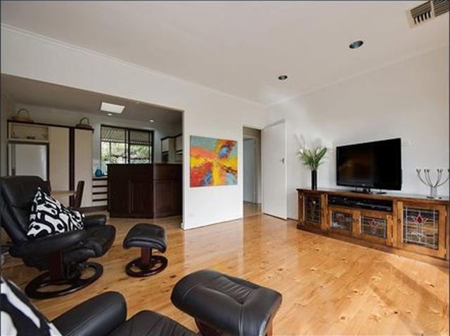 GREAT FAMILY HOME MINUTES FROM PUBLIC TRANSPORT