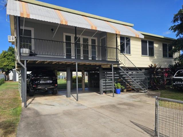 GREAT FAMILY HOME MINUTES FROM TOWN.