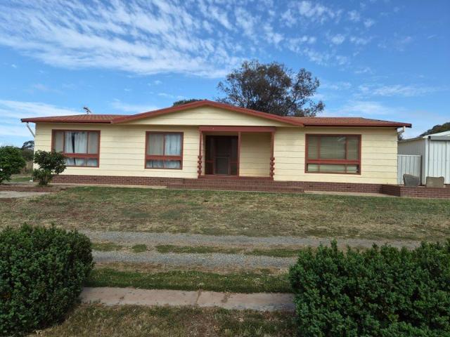 Great Family Home on Elevated Site Offering Rural Outlook Across 4 Separate Titles 4,032m²