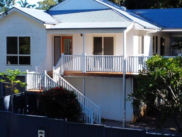 GREAT FAMILY HOME ON KARRAGARRA ISLAND