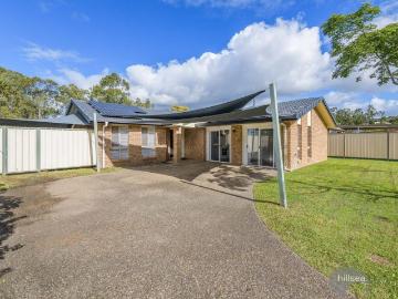 LOVELY FAMILY HOME WITH P0SSIBLE DUAL LIVING SPARKLING POOL appx 770m² BLOCK ROOM FOR MULTIPLE VEHICLES Appx 10kw SOLAR SYSTEM