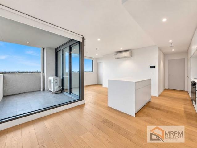 Great floor plan with fantastic views, includes pool & gym !