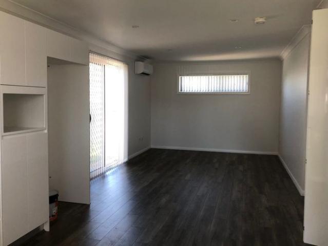 GREAT GRANNY FLAT WITH PARKING FOR 2 CARS EASILY