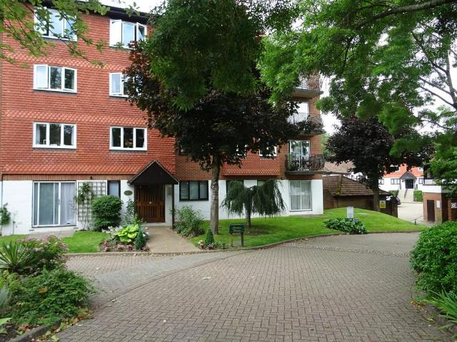 Great Heathmead, Haywards Heath, RH16 2 bed flat to rent £1,300 pcm £300 pw