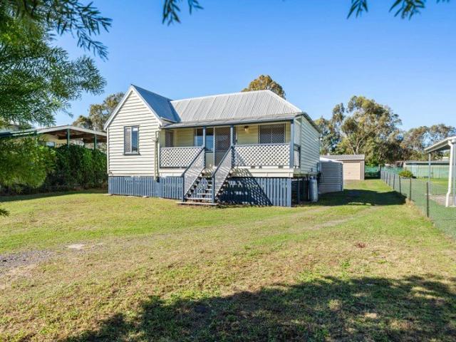 Great Home on 1,012m2 Block Plus Huge Shed!
