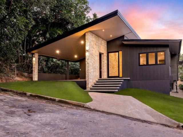 GREAT HOME IN EDGE HILL!
