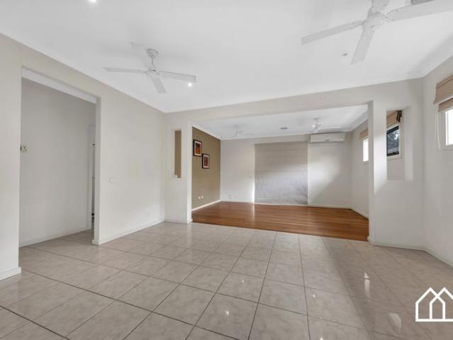Great Home in the Heart of Epping!