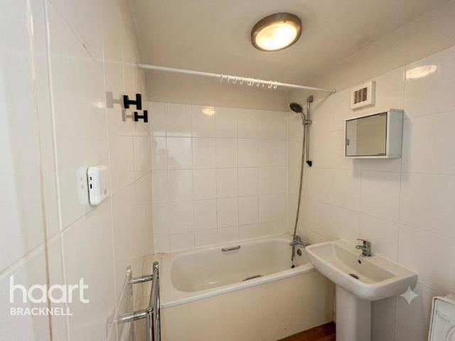 Great Hollands Square, Bracknell 1 bed apartment to rent £995 pcm £230 pw
