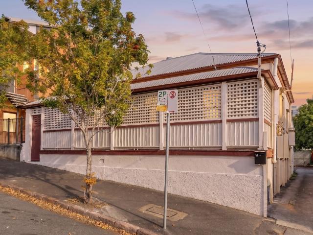 GREAT HOUSE TO SHARE IN A MAGIC PETRIE TERRACE LOCATION EVERYTHING AT YOUR DOOR