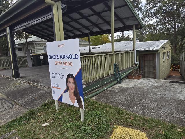 Great House, Great Location! EASY WALK TO UNI AND ST LUCIA VILLAGE