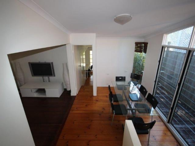 Great House, Great Location! EASY WALK TO UNI AND ST LUCIA VILLAGE