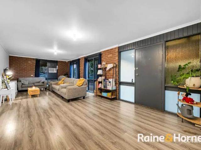 Great House in Prime Location! Walk to Werribee CBD