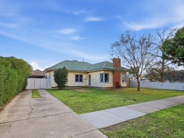 GREAT INVESTMENT OR IDEAL LIVING MAKE THIS PROPERTY YOUR OWN