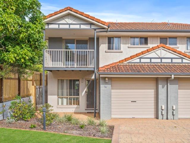 Great Investment Refreshing Pool Close to Schools & Shops