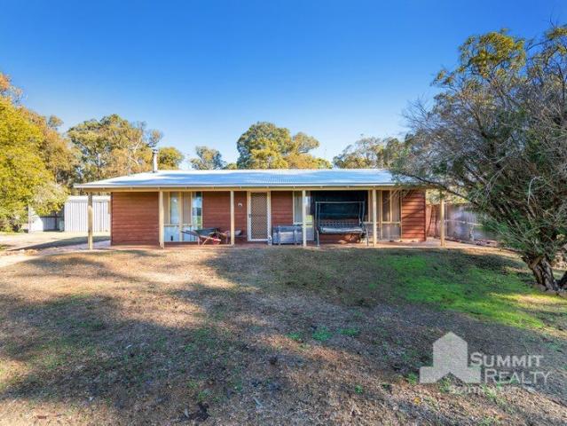 GREAT LIFESTYLE PROPERTY SITUATED ON THE EDGE OF TOWN