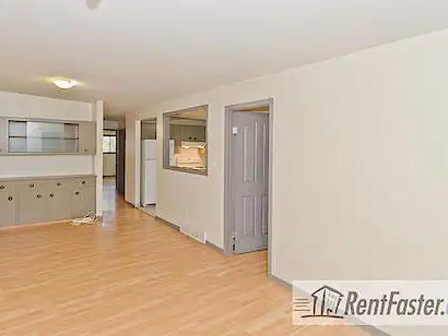 Great Location! 3 bedroom across from Tuxedo Park Upper and Lower Suite