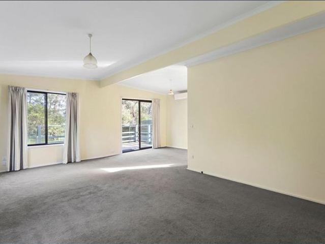 Great location 3 Bedroom Home Close to Village & Beach