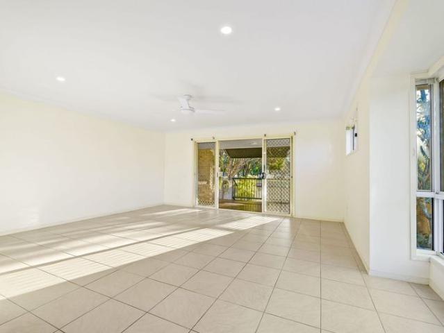 Great Location Walk to Beach, Backing onto Park 3 Bedroom, 3 Bathroom Family Home