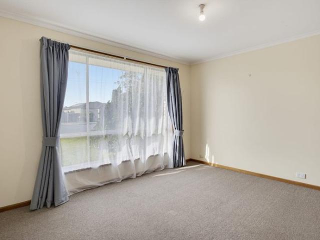 GREAT LOCATION WALK TO THE BEACH