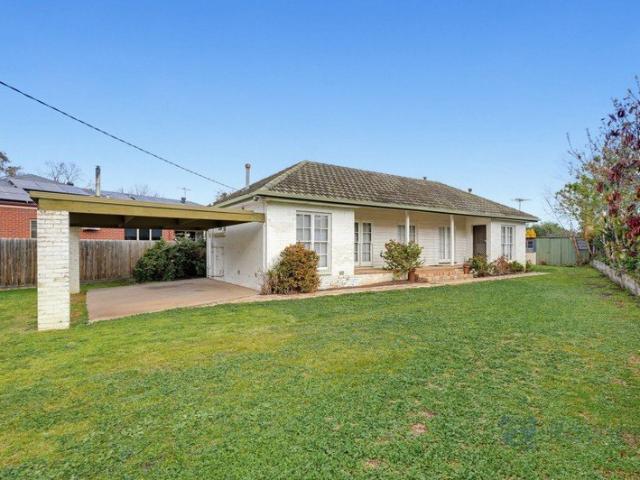 GREAT LOCATION, WALK TO TRAIN STATION & MARC STADIUM
