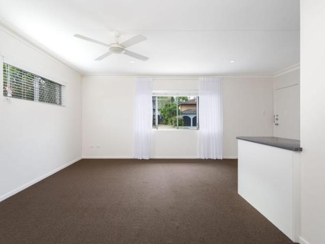 Great Location! Walking Distance to Surfers Paradise Beach!