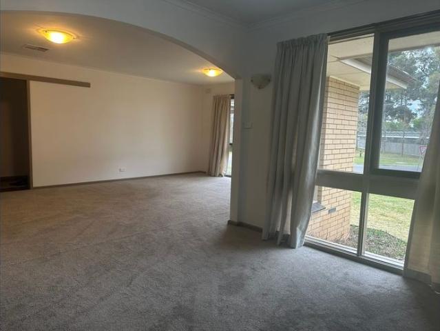 Great Location, Walking Distance to Town Centre!