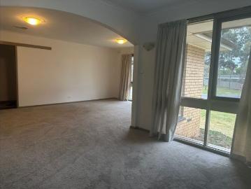 Great Location, Walking Distance to Town Centre!