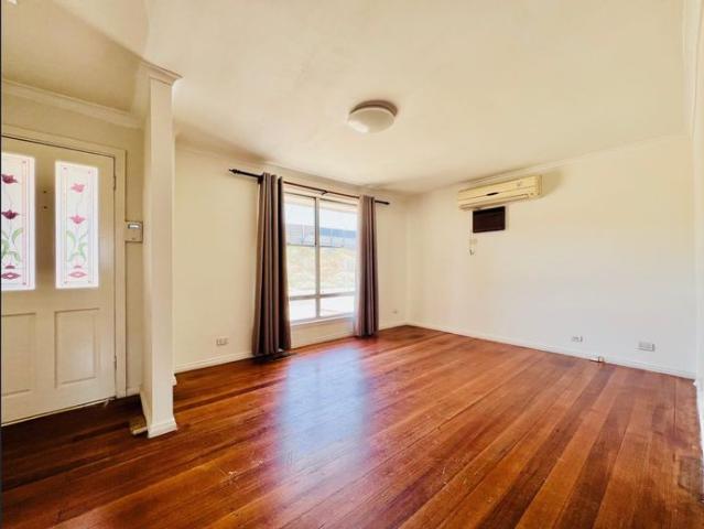 Feature Packed Beautiful House + Walk to the Station