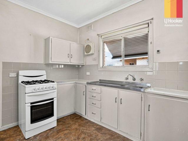GREAT LOCATION / BEDROOM UNIT!