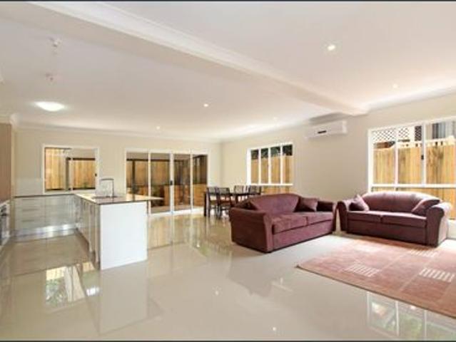 GREAT LOCATION & CLOSE TO THE GRIFFITH UNIVERSITY PERFECT FOR STUDENTS