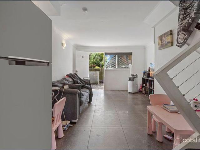 Great location, close to schools, shops and transport