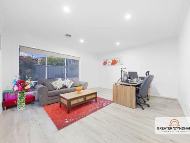 Great location Family Home Walking Distance to Tarneit station & Tarneit Central
