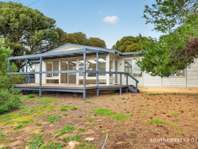 GREAT LOCATION. GREAT POTENTIAL. READY FOR A REVAMP!
