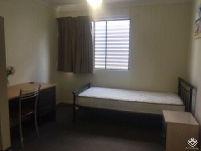 GREAT LOCATION GREAT ROOM FOR MALE HOUSEMATE