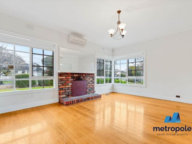 GREAT LOCATION IN MCKINNON SCHOOL ZONE!