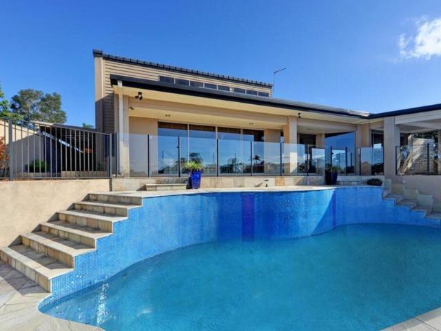 GREAT LOCATION IN ROBINA! 3 BED MODERN TOWNHOUSE