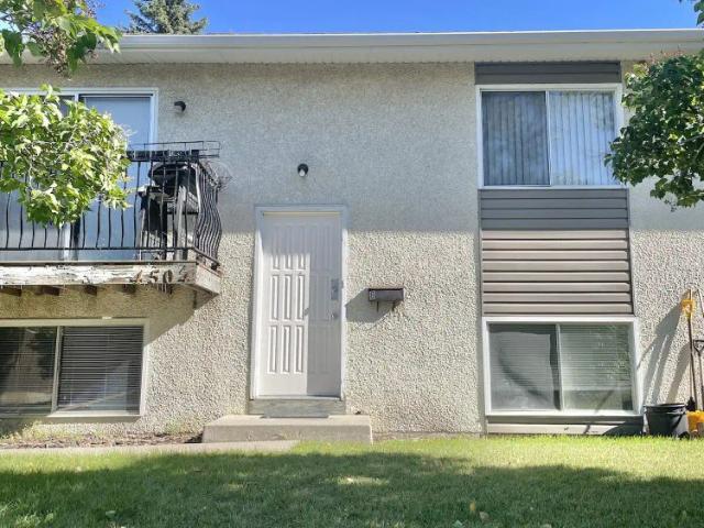 GREAT LOCATION JUST LIKE NEW BOWNESS 2 BEDROOM BI LEVEL TOWNHOUSE — 2 Bedrooms Townhouse