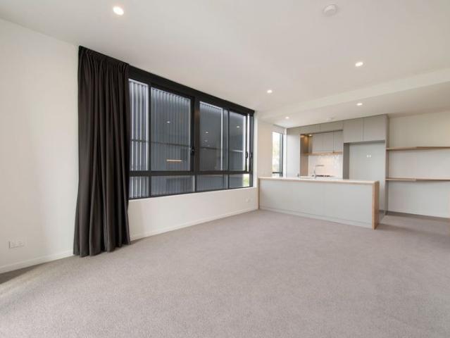 Great Location, Large 2 Bed Apartment, Close to Transport