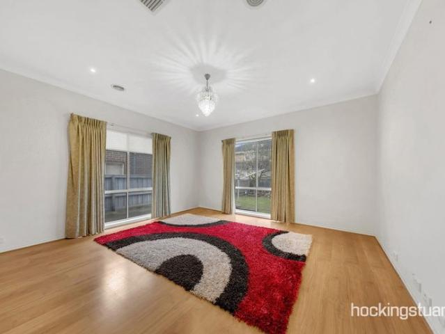 GREAT LOCATION! LARGE FAMILY HOME