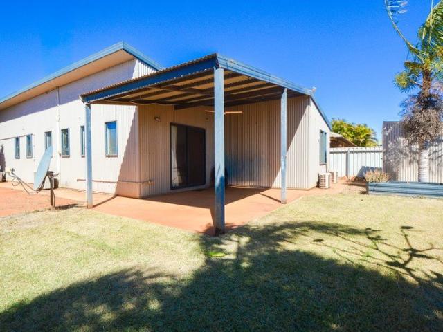 GREAT LOCATION LOW MAINENANCE HOME SPACIOUS LAYOUT