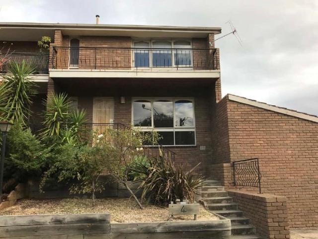 GREAT LOCATION OPPOSITE MONASH UNIVERSITY AND CLOSE TO BAYSIDE SHOPPING CENTRE