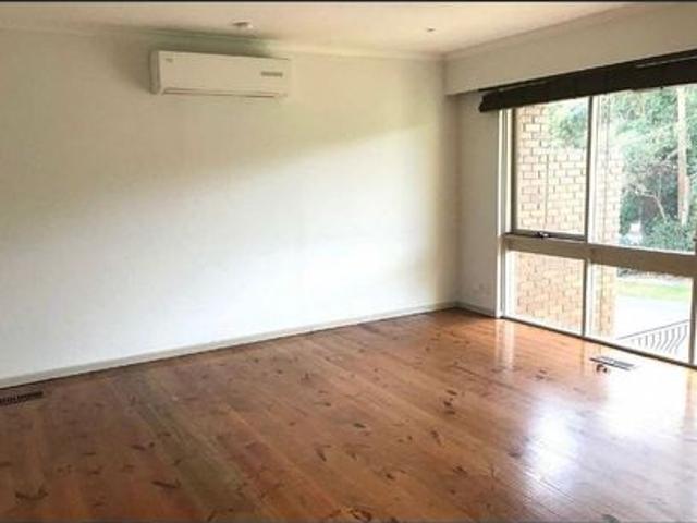 GREAT LOCATION OPPOSITE MONASH UNIVERSITY AND CLOSE TO BAYSIDE SHOPPING CENTRE