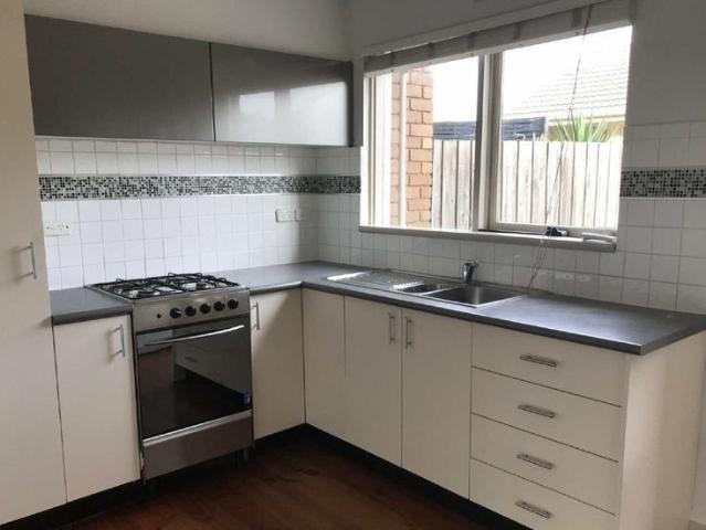 GREAT LOCATION OPPOSITE MONASH UNIVERSITY AND CLOSE TO BAYSIDE SHOPPING CENTRE