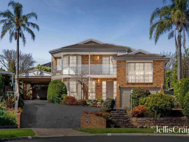 Great Oak Court grandeur in prized Dress Circle Estate