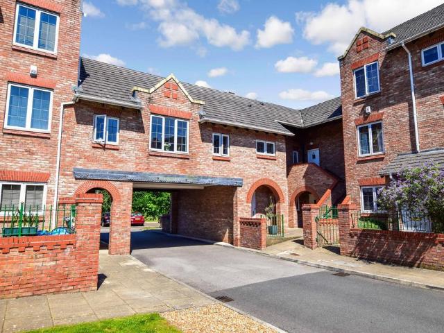 Great Oak Drive, Altrincham. 2 bed flat to rent £1,350 pcm £312 pw