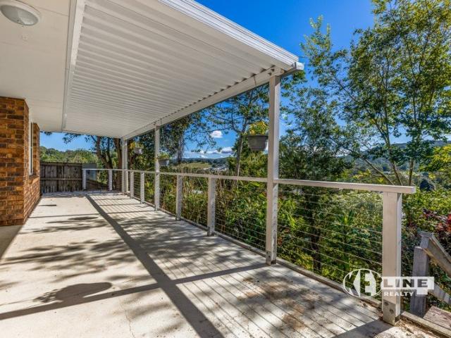 GREAT ON GLENBROOK: LIGHT FILLED DUPLEX