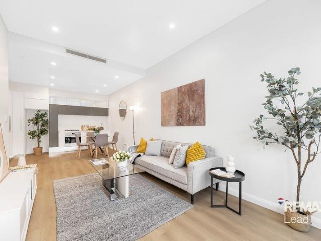 GREAT ONE BEDROOM APT WITH COURTYARD !