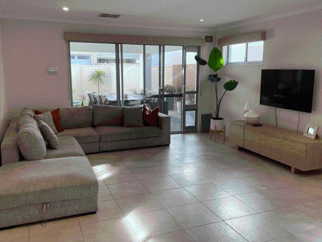 Great position overlooking park, and a short stroll to the beach