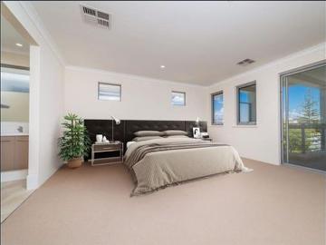 Great position overlooking park, and a short stroll to the beach