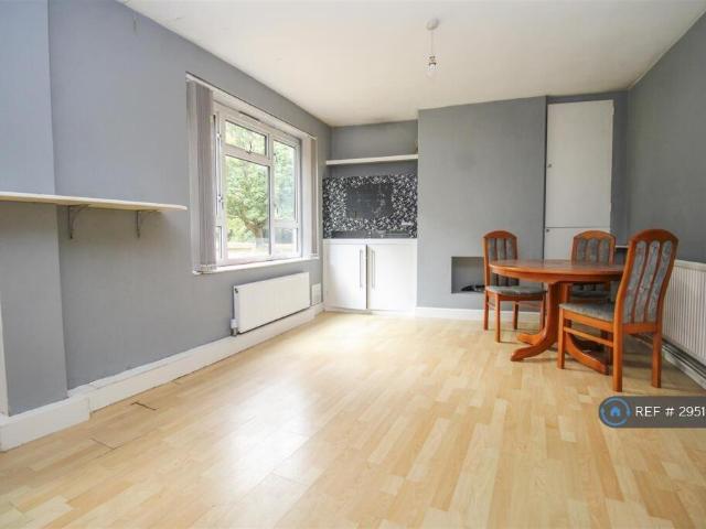 Great Plumtree, Harlow, CM20 2 bed flat to rent £1,300 pcm £300 pw